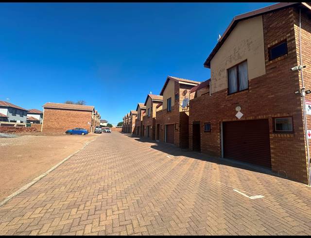 3 BEDROOM TOWNHOUSE FOR SALE IN ANNADALE